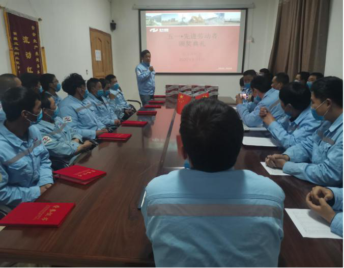 10、先 进 劳 动 者 发 言.png