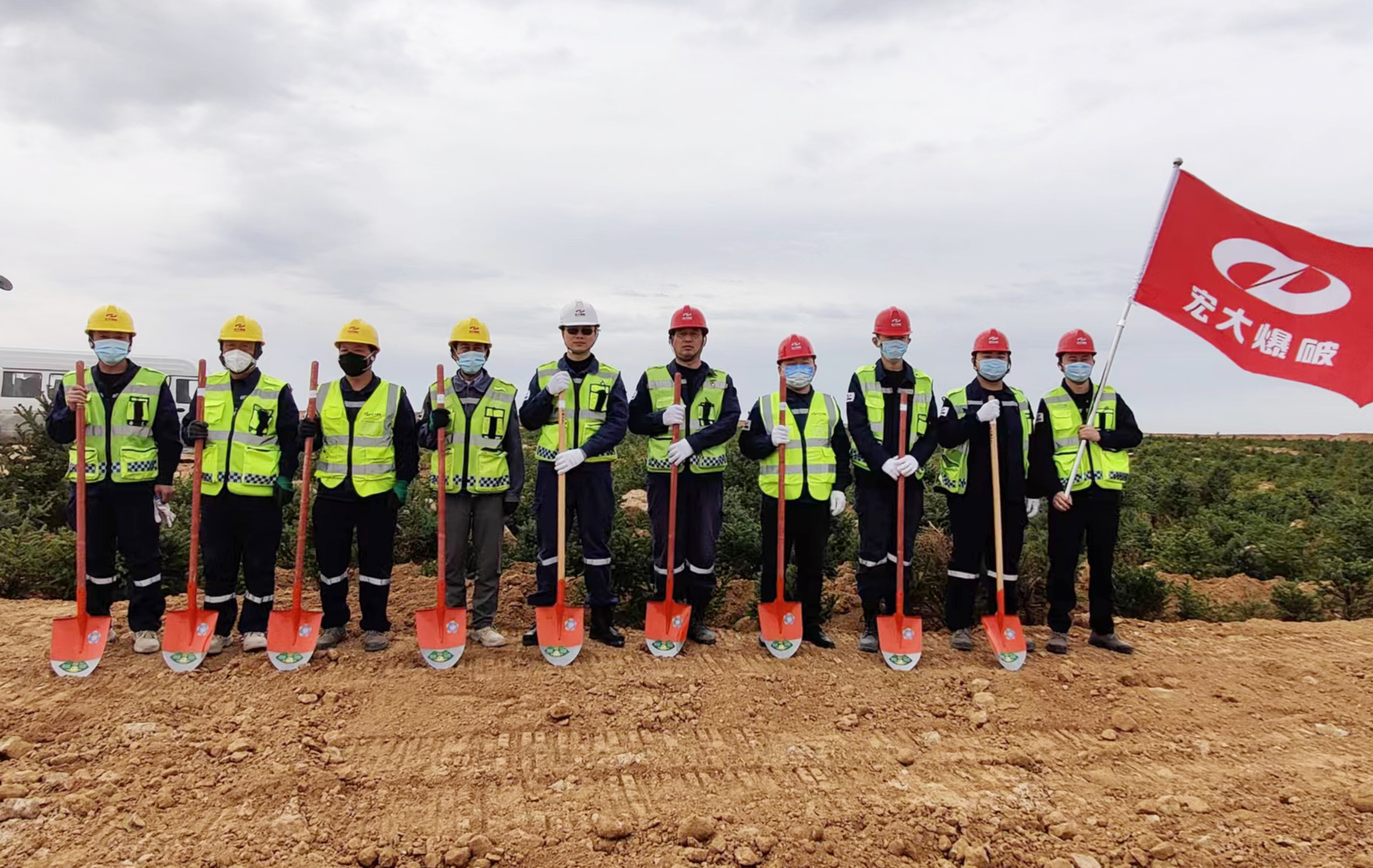 【喜迎二十大，奋进新征程】—— 内蒙古伊泰煤炭股份有限公司联合宏大爆破伊泰项目开展“治在必得”植树造林活动