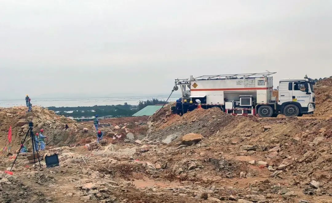 宏大爆破在粤基建临爆中成功实施混装炸药爆破一体化作业