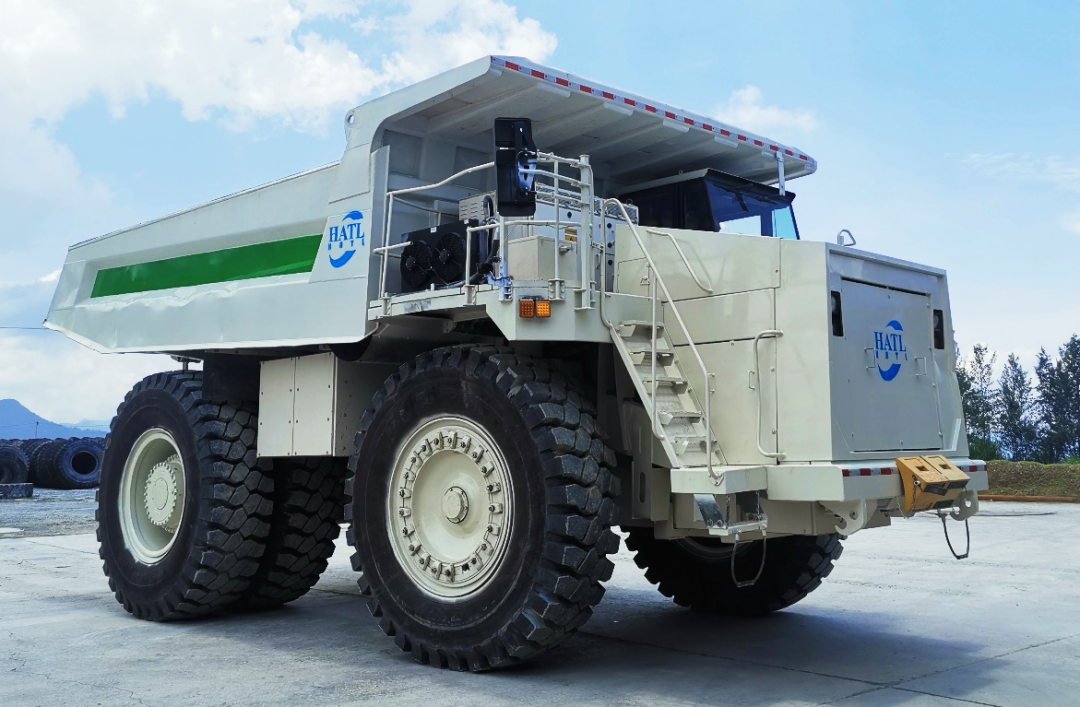 公司旗下宏大时代全国首台百吨级纯电再制造矿卡，高效运行超1年！