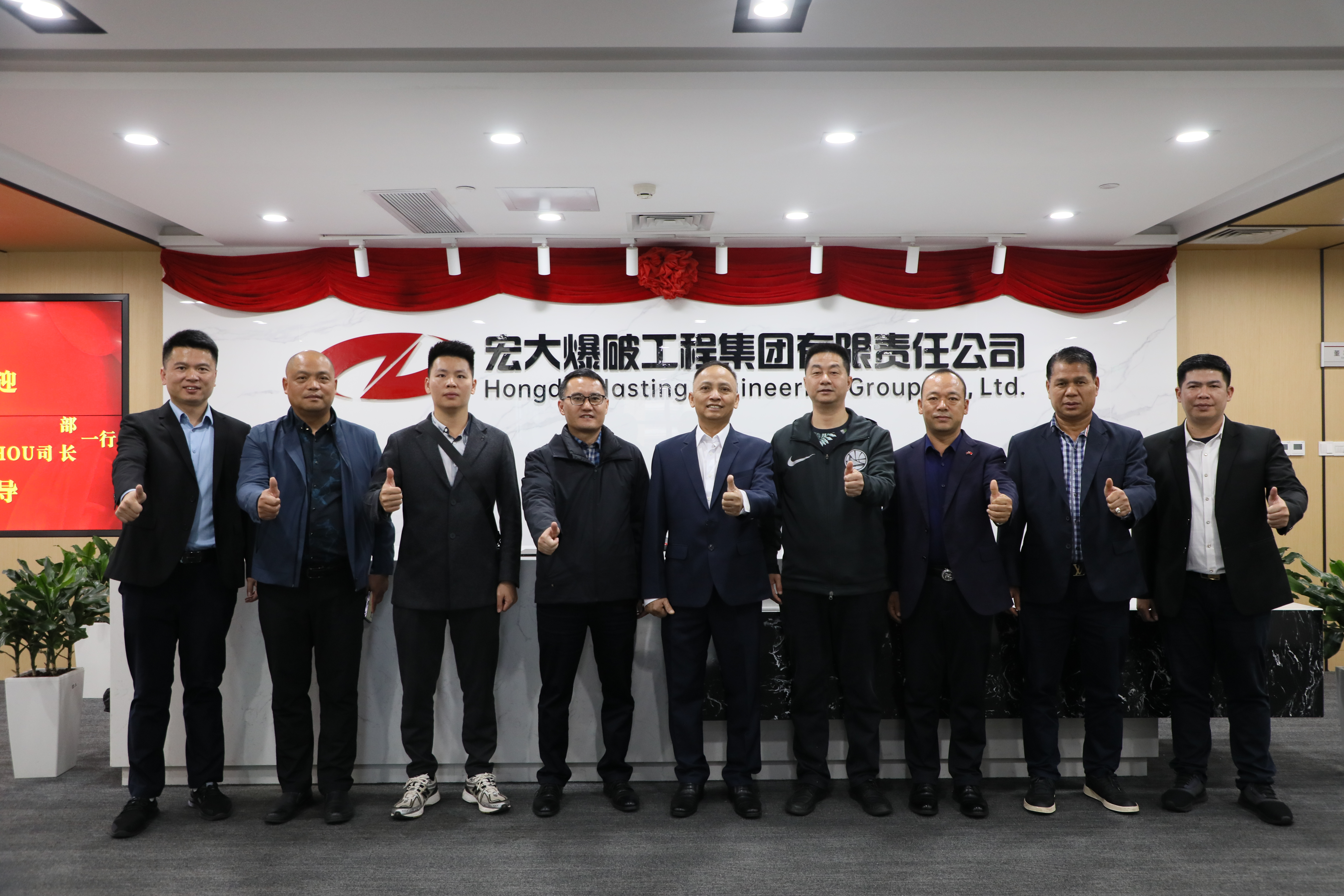 老挝国防部代表团一行莅临宏大爆破指导交流